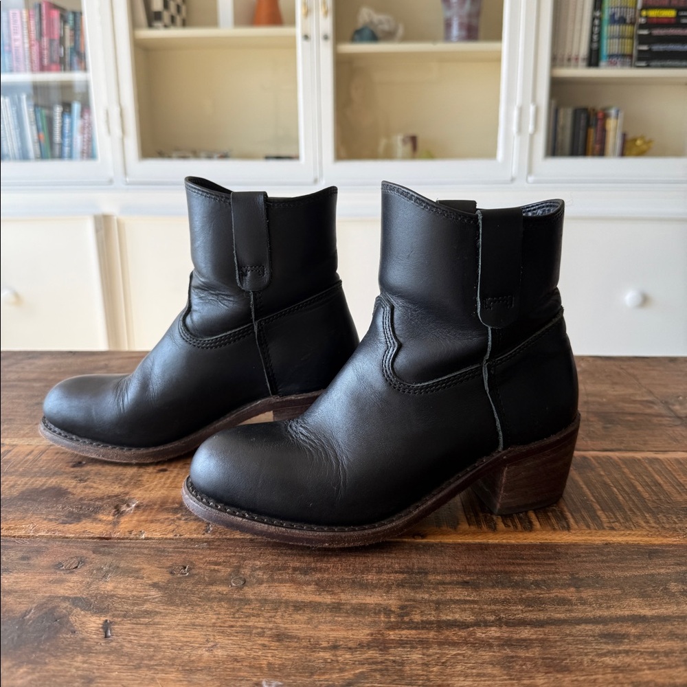Red Wing Black Leather Boots in size 6